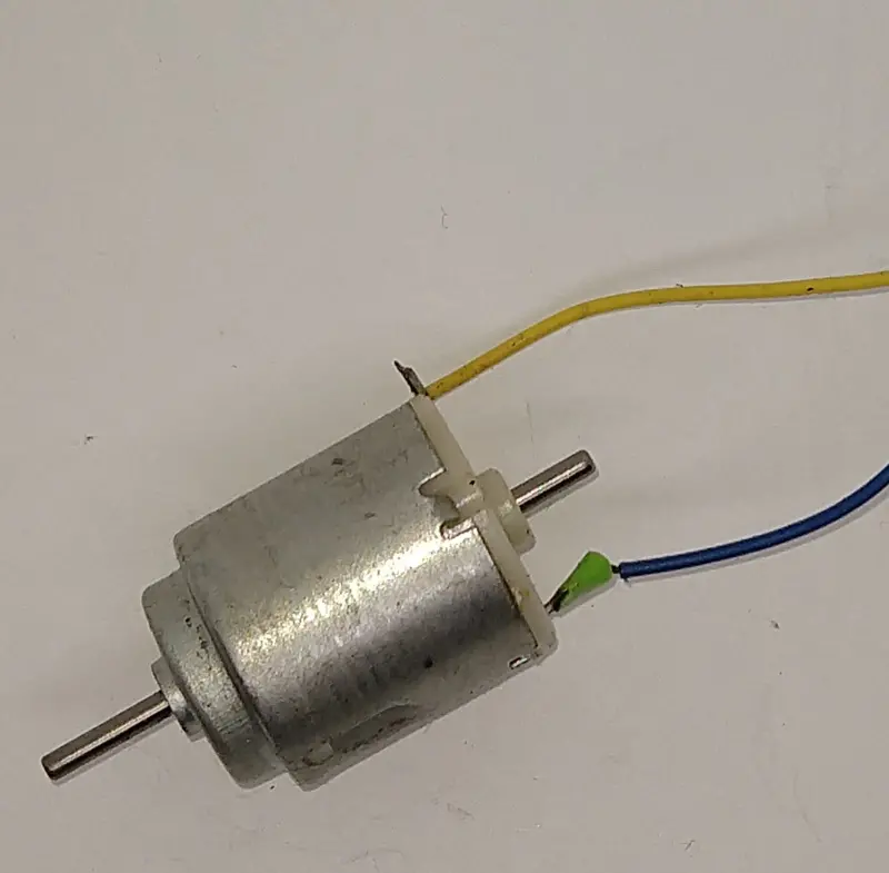 3 Volt Toy Motor. 28.6Mm X 20Mm  Shaft Is 9.2Mm 1
