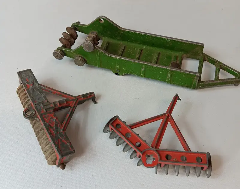 Lot Of Farm Toy And Cast Toy Parts And Pieces Damaged Parts & Restoration Only 1