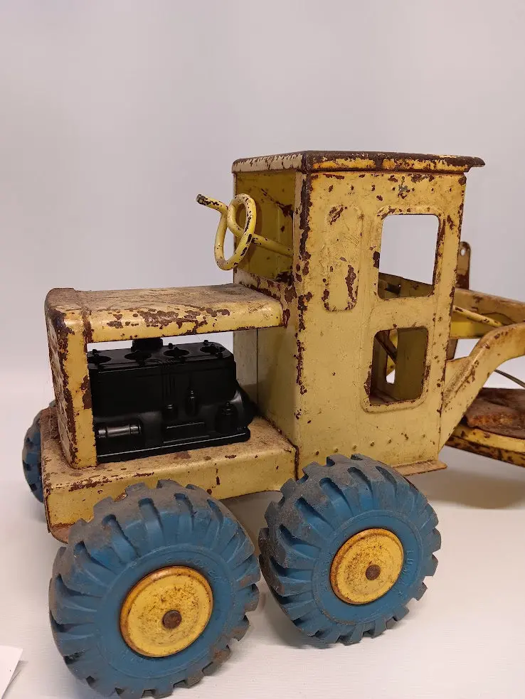 Toy Road Power Grader Engine.  Fits Marx Lumar Pressed Steel Toys 1
