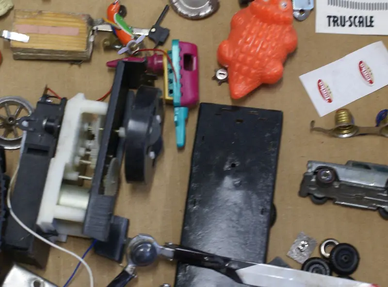 Vintage Toy Junk Bin : Various Toy Parts. 1